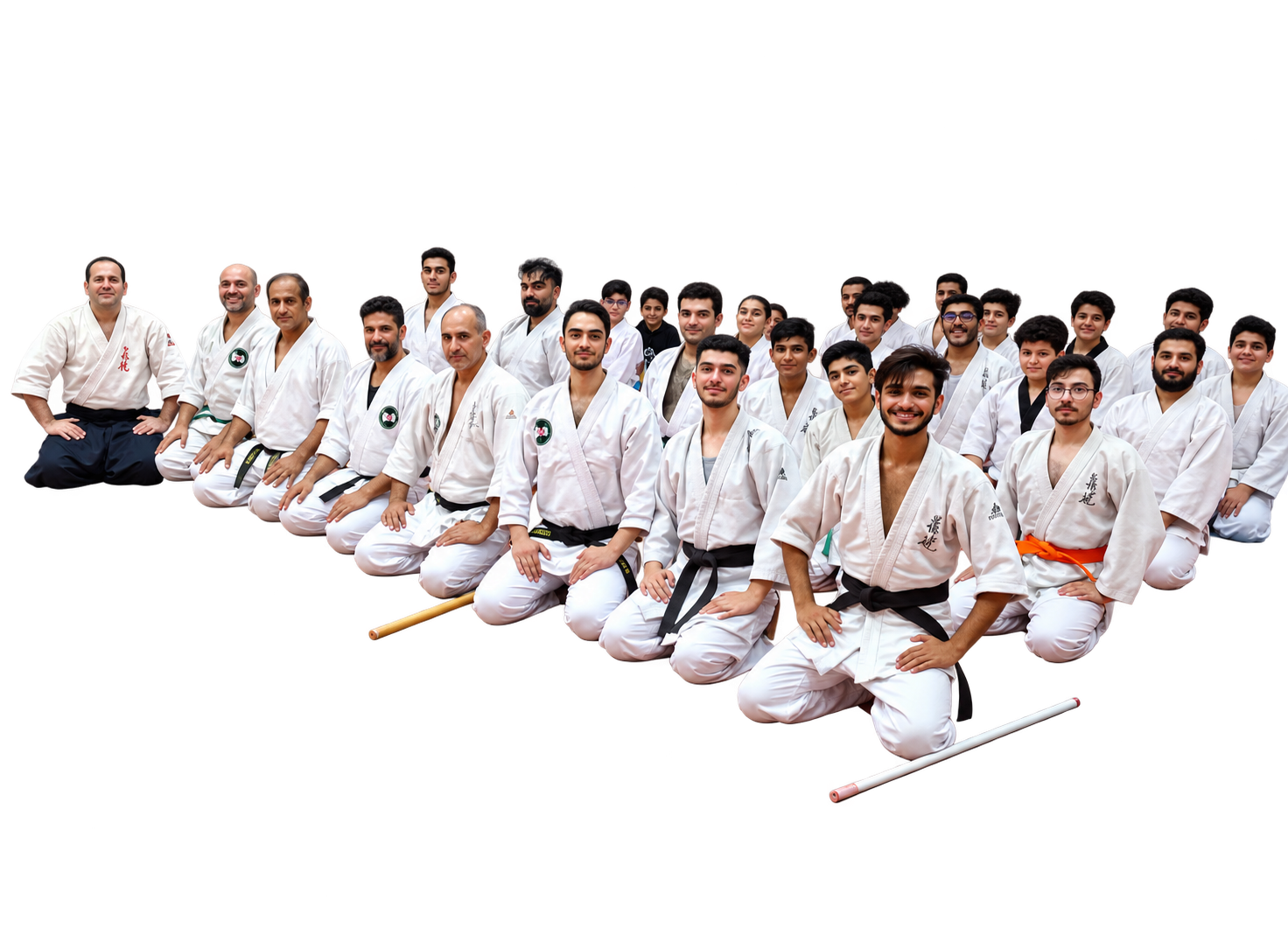 هنرجویان نشسته در کنار هم با لباس رزمی و ابزار تمرین